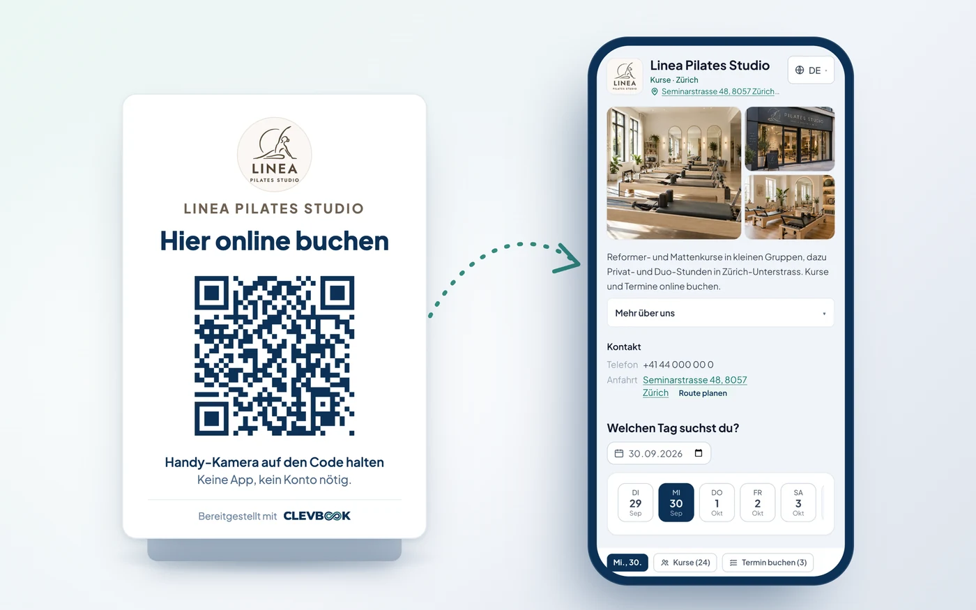 Tischaufsteller mit QR-Code an der Theke, daneben ein Handy mit der Buchungsseite des Studios.