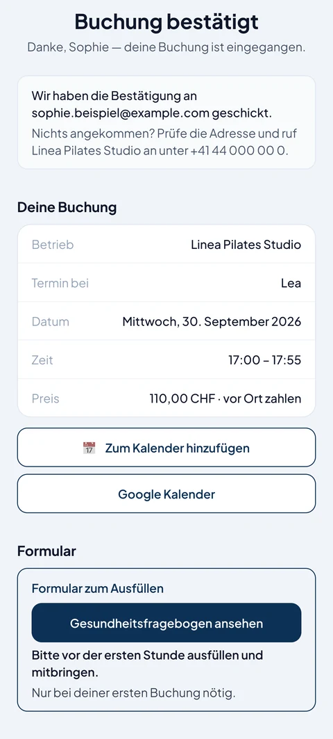 Bestätigte Buchung am Handy: Haken, Studio, Trainerin, Datum, Zeit und Preis auf einen Blick.