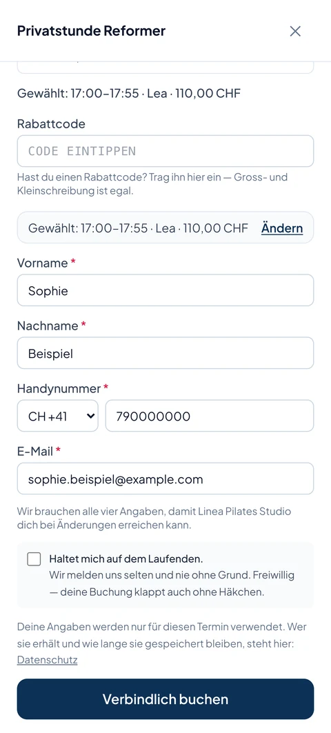 Buchungsformular am Handy: gewählte Privatstunde mit Zeit, Trainerin und Preis, darunter die Felder für Name und Kontakt.